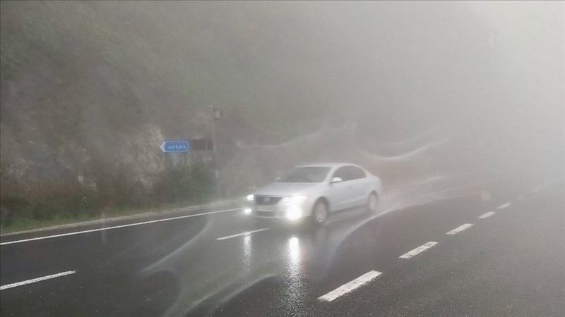Bolu Dağı'nda sağanak yağış ve sis ulaşımı etkiliyor