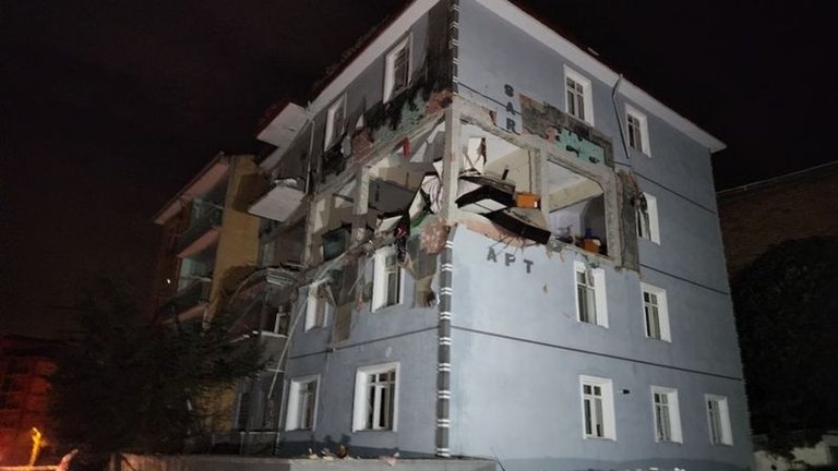 Karabük'te 4 katlı binada doğalgaz patlaması: 1’i çocuk 4 yaralı