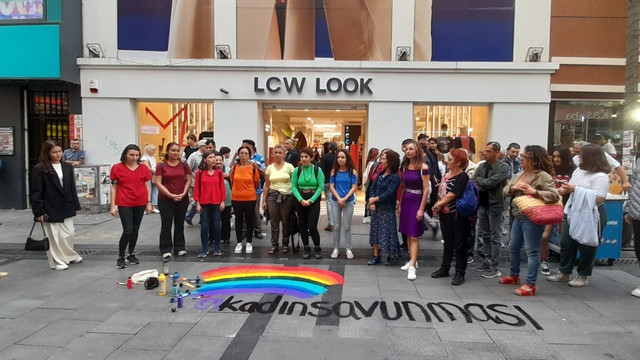 LCW protesto edildi: 'Kadınlar ve LGBTİ+'lar olarak tüm renklerimizle buradayız'