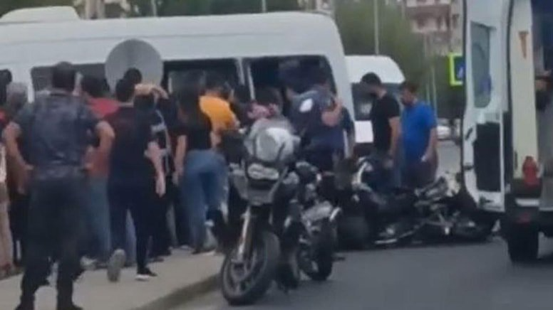 Motosikletli Yunus ekibi minibüsle çarpıştı: 2 polis yaralandı