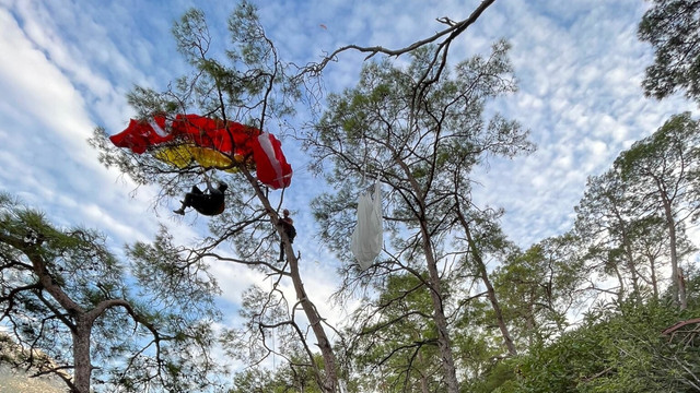 Paraşütü ağaca takılan Hırvat pilotu jandarma kurtardı